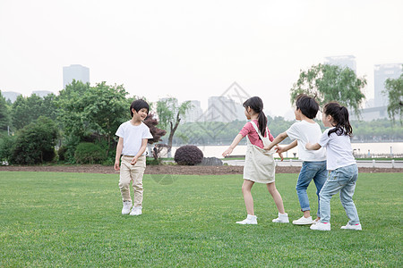 在玩耍的小孩在户外玩游戏的儿童背景