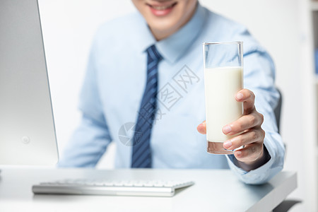 商务男性在奔跑商务男士在办公室喝牛奶背景