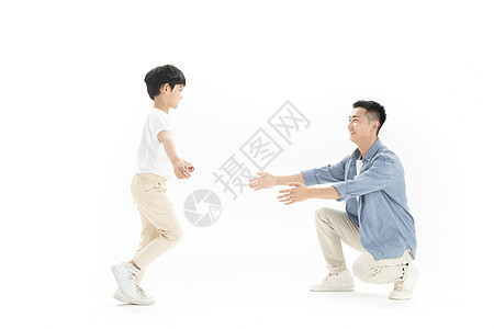 小男孩奔跑向父亲背景图片