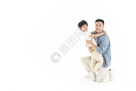 小男孩与父亲拥抱图片