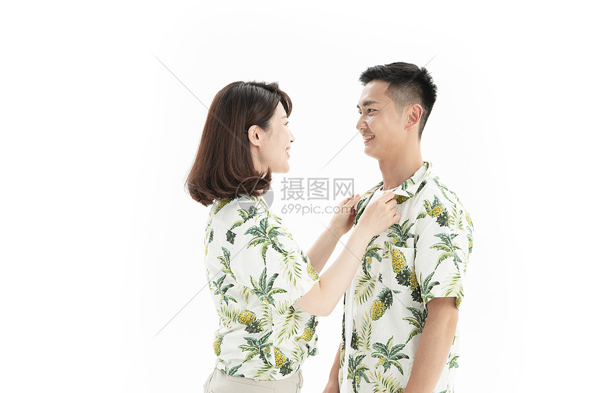 一对穿着沙滩服的青年夫妇图片