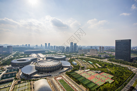 足球场中心济南奥林匹克体育中心和浪潮大楼背景