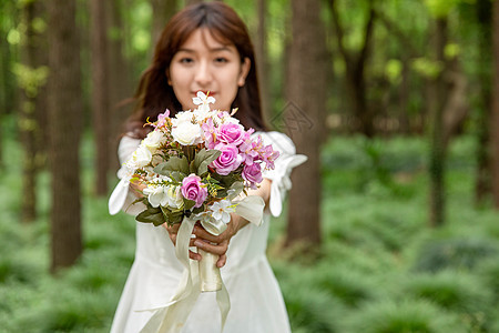 小清新美女手捧鲜花图片