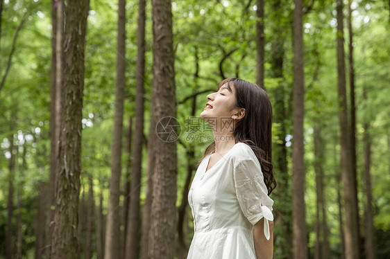 青年女性森林散步图片