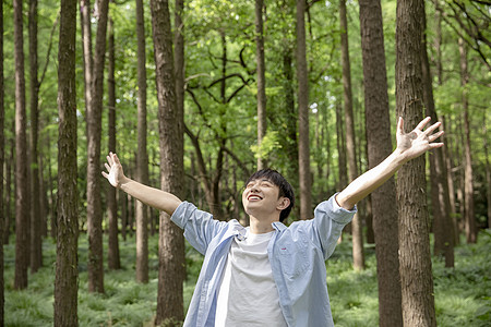 呼吸大自然青年男性森林拥抱大自然背景