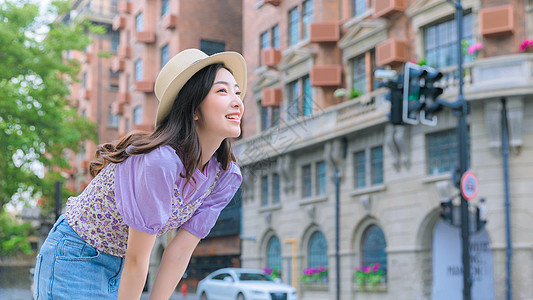 旅行的女生夏日小清新美女街拍背景