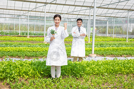 手捧植物加油的农业科研人员图片