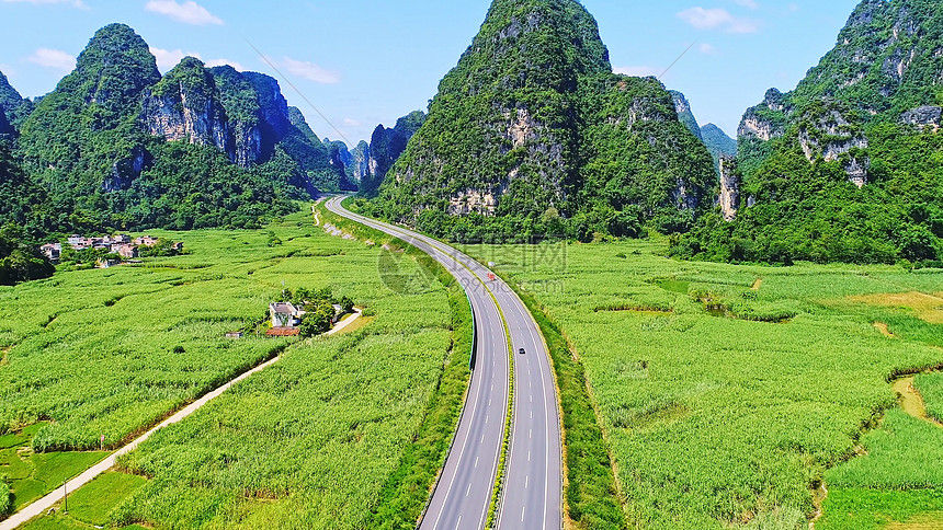 喀斯特地貌间的公路图片