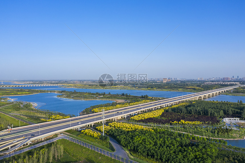 航拍石家庄滹沱河湿地大桥公路图片