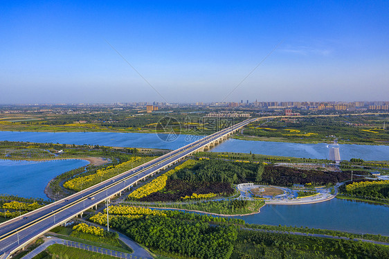 航拍石家庄滹沱河湿地大桥图片