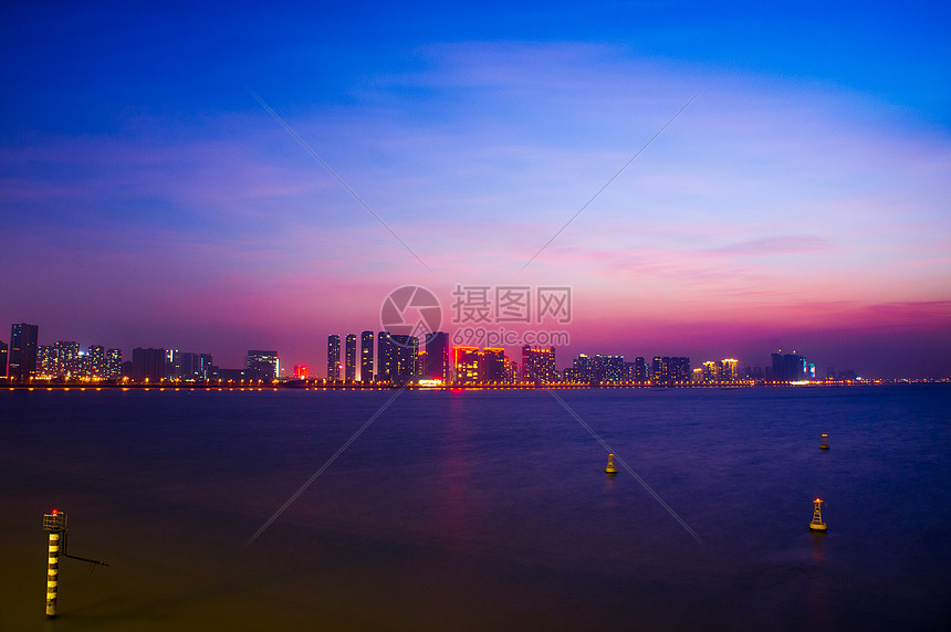 浙江省杭州市钱塘江对面建筑夜景晚霞图片