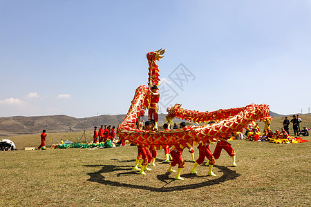 乌蒙大草原中国龙舞龙比赛背景