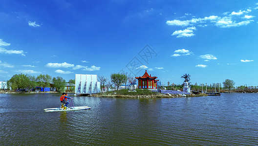 呼和浩特南湖湿地公园水上自行车娱乐项目高清图片