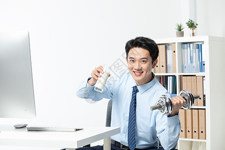 商务男士办公室用哑铃健身图片
