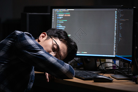 加班趴在电脑前睡觉的程序员背景图片