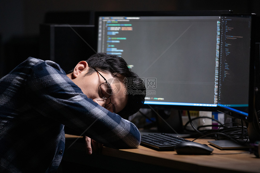 加班趴在电脑前睡觉的程序员