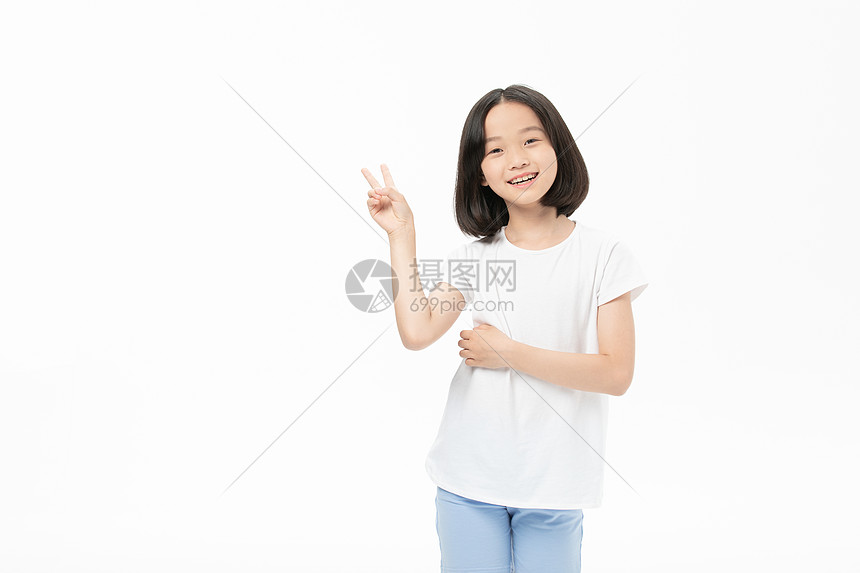 短发小女孩比耶手势