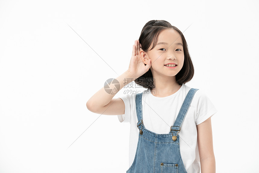 小女孩抓耳朵聆听