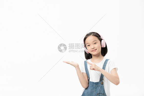 小女孩头戴耳机学习图片