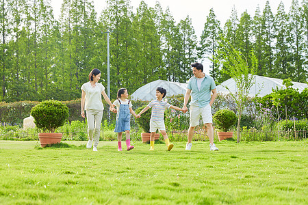 草坪散步一家人公园牵手散步背景