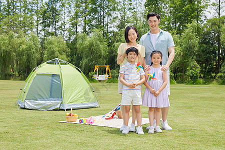一家四口家庭出游野餐高清图片