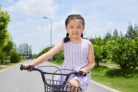小女孩骑单车背景图片