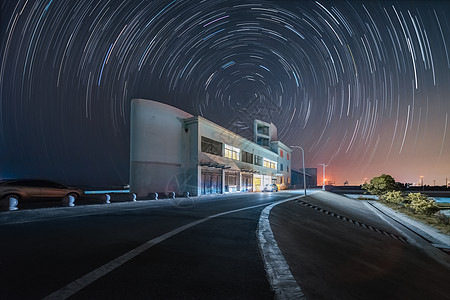 工厂海景灯塔星空星轨高清图片