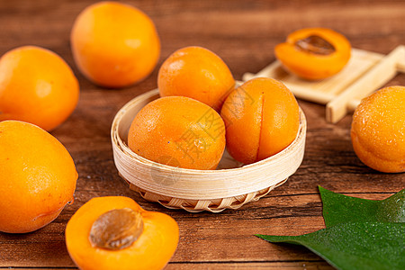 木碗里的好吃的杏子水果图片