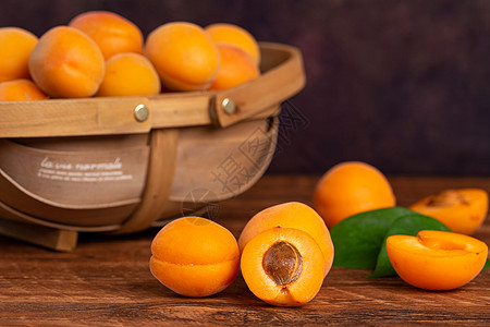 水果篮旁散落的杏子图片