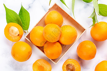 大理石山浅色背景拍摄新鲜美味的杏子背景