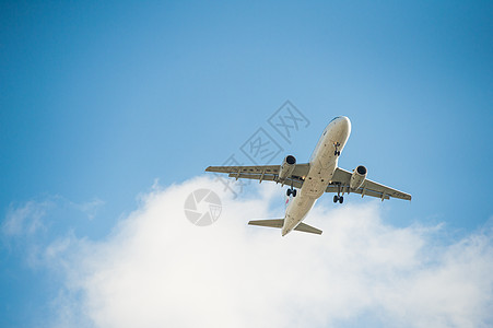 以色列航空公司蓝天白云中的飞机背景