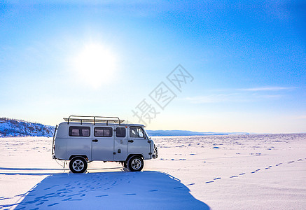 雪地露营俄罗斯雪地上的车辆背景