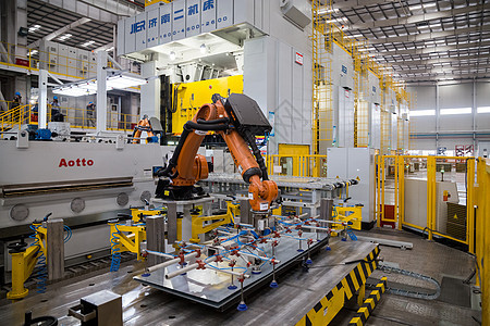 汽车生产车间机器人在吸钢板图片