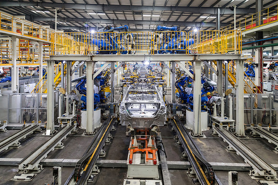 汽车生产车间机器人在焊接车架图片