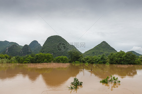 暴雨洪水淹没农田图片