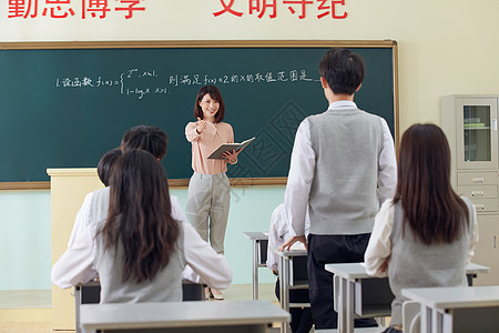 学生起立回答老师问题图片