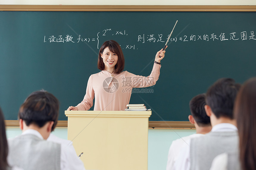 女教师授课形象