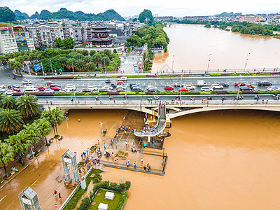 多雨季节夏季南方暴雨洪涝灾害桂林漓江解放桥洪峰背景