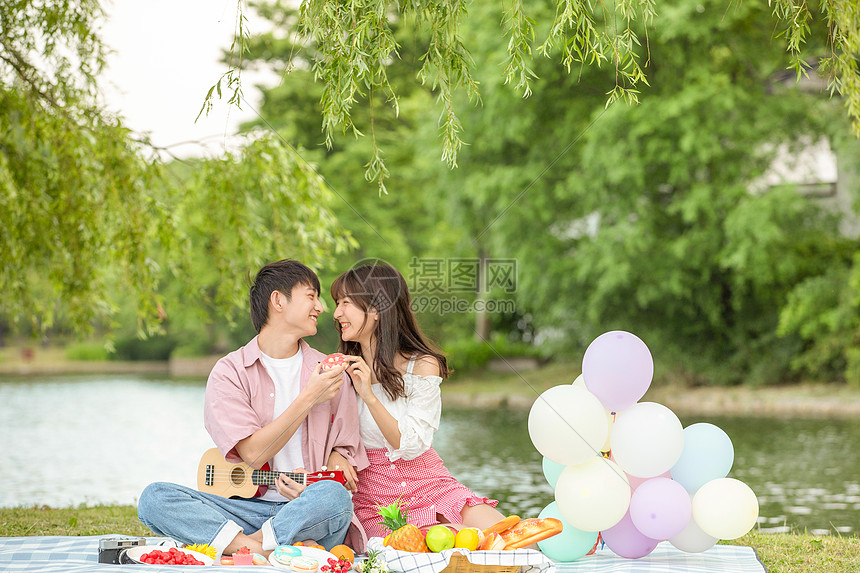 青年情侣野餐吃东西图片