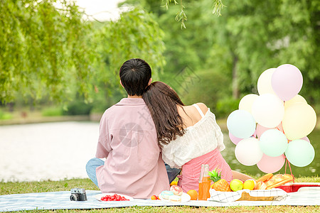 青年公园青年情侣野餐拥抱玩耍背景