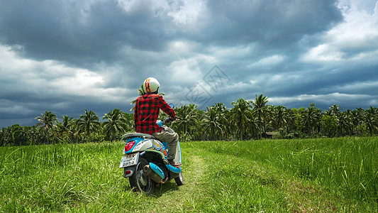 田野中行驶的摩托车高清图片