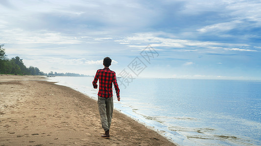 海滩背影大海海边少年行走背景