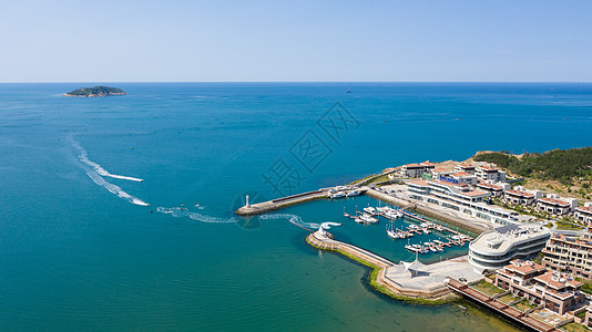 威海风光海边的游艇出海背景