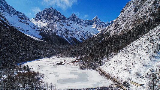 航拍雪山毕棚沟高原上的蓝天白云背景