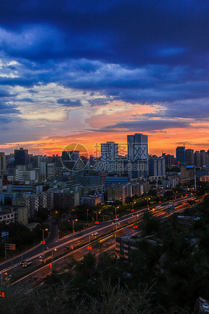 新疆乌鲁木齐黄昏天际线图片