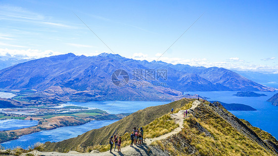 新西兰罗伊峰山顶登山的人图片