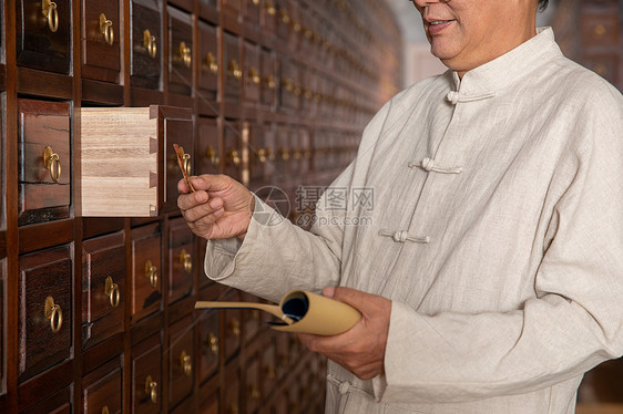 中医拿着药材特写图片