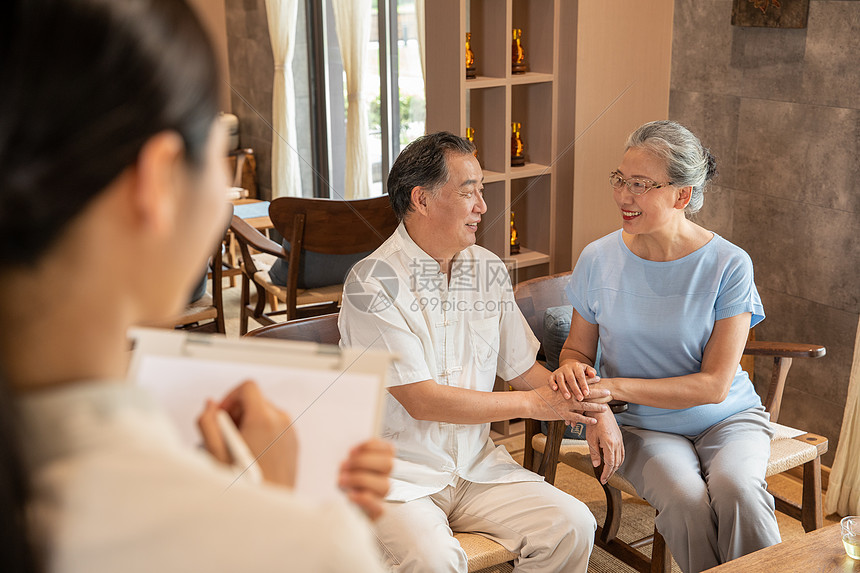 中医养生馆员工服务老年夫妻图片