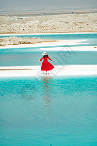 美女大素材大柴旦翡翠湖红裙子旅游人像背影背景