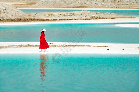 青海互助大柴旦翡翠湖红裙美女行走背景